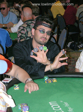 Antonio Esfandiari Chips up Aruba